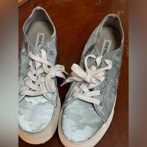 Steve Madden Women’s Emmy sneakers size 8